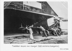 En todekker skyves inn i 100-meterhangaren.