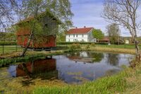 Brøholt gård med gårsdammen i forgrunnen. Foto: Leif-Harald Ruud (2020)