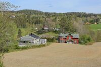 Parti fra den nordre utkanten av tettstedet Tomter. Villaen Fossum fra 1923 til høyre i bildet. Foto: Leif-Harald Ruud (2020)