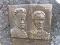 John og Torbjørg Lie. Detalj av minnesmeke.