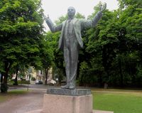 Minnesmerket over Torgeir Vraa ble reist i 1936 på Gamle Kirkeplass. Foto: Stig Rune Pedersen (2014)