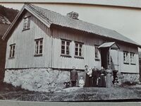 Torkel Hammersmark med barna Tom til venstre og Sverre til høyre. Inger med sønnen Bjarne. Torkels foreldre, Torje og Borgny (Baarni) Hammersmark. Helt til høyre, Torkels søster, Gudrun. Fotograf: Tønnes Sandstøl, 1915. Gjengitt med tillatelse fra Stavanger byarkiv.