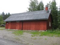 Torshaug uthus. Fasade med dør til stall, vedskjul, fjøs og do til bedehuset. 2011
