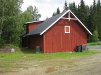 Torshaug uthus. Bakside med låvebru. (Foto: Olav Momrak-Haugan, 2011)