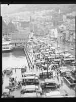 443. Torvet i Bergen - no-nb digifoto 20150624 00197 NB MIT FNR 27749.jpg