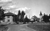 Dette hjørnet het Torvgaten/Kirkeveien i 1939 da bildet ble tatt. I likhet med andre veikryss i Strømmen ble det også kalt Korsveien. I dag heter det krysset Bernt Ankers vei/Gamle Strømsvei.