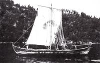 Toskgansbåt (seksrømt) med firskore segl og rorgrind. Foto: Kristian Kielland (1936).