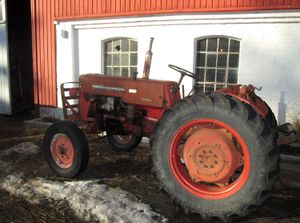 Traktor McCormick International Farmall D320.jpg