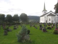 Tranby kirkegård er eldre enn den nåværende kirken. Her finnes bevart gravminner tilbake til 1700-tallet. Foto: Stig Rune Pedersen