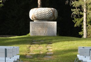 Trandumskogen monument norsk.jpg