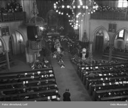 Lysekronen i Trefoldighetskirken, laget av Vigeland i 1923, her under skuespilleren Johanne Dybwads bisettelse. Foto: Leif Ørnelund (1950)