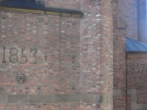 Trefoldighetskirken Oslo årstall.jpg