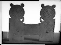 19. Tregjenstand med utskjæringer - no-nb digifoto 20140826 00047 NB NS NM 12655.jpg