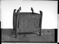 24. Tregjenstand med utskjæringer - no-nb digifoto 20140826 00048 NB NS NM 12656.jpg