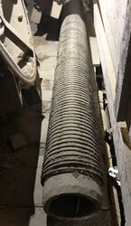 Treledningen for Skedsmo vannverk fra 1923 passerte Berg og inngikk i vannforsyningen til Kjeller flyplass og senere til forskningsinstitusjonene fram til 1970-årene. Hallvard Berg har tatt vare på en hel lengde som det ikke ble bruk for i 1923. Foto Steinar Bunæs.