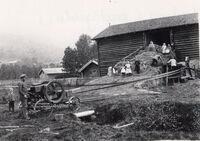 Dette er tresking som gjekk føre seg på baksida av den store treske-/kornlåven som stod i nordre kant av tunet i prestegarden. Årstal 1910 og fotograf: Olav S. Nylid