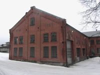 Tresliperiet Mago B tilhørende Eidsvoll verk, ved Ludvigsfossen. Mago B ble bygd 1894 og var i drift til 1940. Initialene H.M. på veggen står for Haaken Mathiesen. Foto: Stig Rune Pedersen (2012).