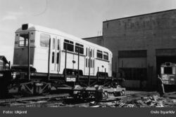 Oslo Sporveier. Nyprodusert trikk tilhenger 563 type TBO opplastet på jernbanevogn for forsendelse til Oslo fra Strømmens Værksted.