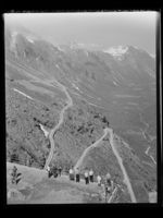Utkikkspunkt over Isterdalen og Trollstigvegen. Foto: Nasjonalbiblioteket (1962).