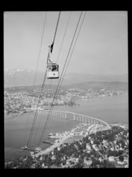 Fjellheisen til Storsteinen i Tromsø er en av fem norske pendelbaner som er åpne for persontransport. Banen har som man ser lukka kabiner, og dermed ikke noen regulert makshøyde. Foto: Ukjent / Nasjonalbiblioteket (1961).
