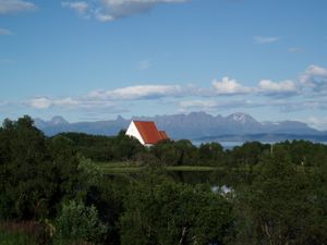 Trondenes kirke - Olsok 2007.JPG