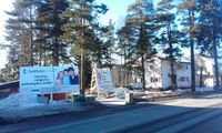 Nybygging på Jessheim. I 2013 varsla plakatene at eldre villaer i Trondheimsvegen skulle rives og erstattes av leilighetsbygg. Foto: Trond Nygård