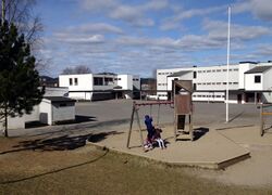 Trosterud skole Tvetenveien 181. 1970, ark. Rinnan og Tveten. Foto: Kimssaka (2014).