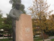 Trygve Lie statue Furuset senter Oslo.jpg