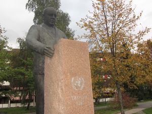 Trygve Lie statue Furuset senter Oslo.jpg