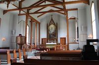 Skip og kor. Vedovnene fra 1874 er beholdt, selv om man nå varmer opp med strøm. Altertavla er fra 1897, og er en kopi av Tidemands «Jesu oppstandelse». Foto: Chris Nyborg (2014).