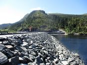 Motiv fra Tunhovd dam. Fylkesvei 120 passerer over dammen. Foto: Stig Rune Pedersen (2018)