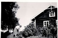 Turid Veiby foran Engeli. Foto: Ukjent, 1950 tallet