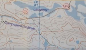 Utsnitt av turkart Eiker Øst. Her ser vi to markeringer, 39 og 40. På baksiden leser vi at 39 er Sønstebyseter og at 40 er Langemyrvollen. Dette er forvirrende. Begge setrene lå/ligger ved 39, en på sydsida av myra og den andre på nordsida.