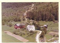 Tveiten 1961. Eldhuset er i bakre kant av tunet, gøymt bak trea