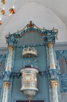 Korveggen med prekestolen fra 1795. Foto: Chris Nyborg (2014).