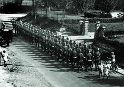 Tysk tropp foran Sagdalen skole 11. april 1940, fotografert av meieribestyreren fra sitt kontor i 2. etasje.