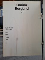 Minnebok i Hegnhuset på Utøya. Carina Borgund 18 år fra Oslo. Foto: Eva Rogneflåten (2022)