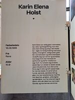 Minnebok i Hegnhuset på Utøya. Karin Elena Holst 15 år fra Rana. s. 1. Foto: Eva Rogneflåten (2022).