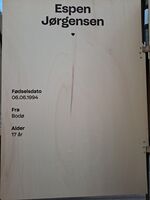 Minnebok i Hegnhuset på Utøya. Espen Jørgensen 17 år fra Bodø. Foto: Eva Rogneflåten (2022)