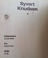 Minnebok i Hegnhuset på Utøya. Syvert Knudsen 17 år fra Lyngdal. Foto: Eva Rogneflåten (2022).