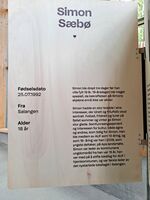 Minnebok i Hegnhuset på Utøya. Simon Sæbø 18 år Salangen, s. 1. Foto: Eva Rogneflåten 2022