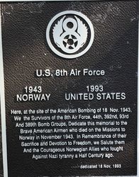 Minneplate for US 8th Air Force dagangrep på Kjeller 18.11.1943.