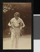 239. Uidentifisert mann sammen med to hunder uskarpt - no-nb digifoto 20160715 00181 bldsa BB2284.jpg