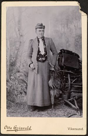 Ukjent kvinne (Otta Grønvold, visittkortfoto, blds 07755).jpg