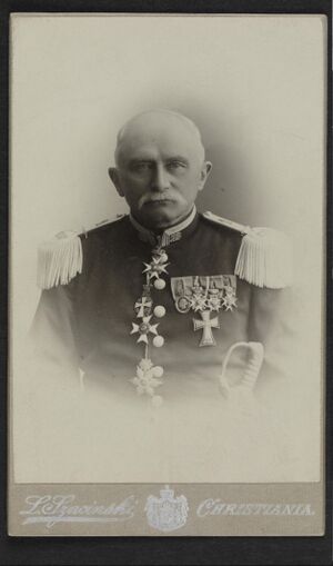 Ukjent mann i militæruniform - no-nb digifoto 20160425 00154 bldsa EYDE 5 03A 034.jpg