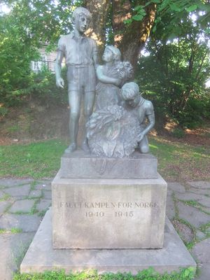 Krigsminnesmerket i Ullevål hageby er utført av Joseph Grimeland og ble innviet i 1948