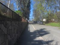 Ullevålsveien ved Vestre Aker kirke. Sveitservillaen Fjeldet bak til høyre. Foto: Stig Rune Pedersen