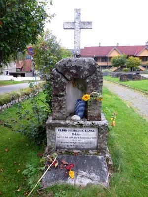 Ulrik Fredrik Lange gravminne.jpg