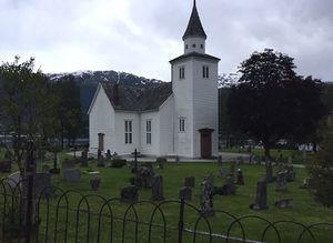 Ulvik kirke juli 2015.jpg