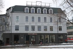 Underhaugsveien 2 bygget om i 1912 etter Berles tegninger. Dette ga bygningen dagens ny-Louis-seize-stil. Foto: Chris Nyborg (2013).